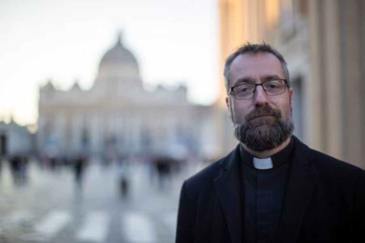 Il vescovo Fredrik Hansen, nato a Drammen nel 1979, è dal luglio 2025 il vescovo di Oslo. Convertitosi al cattolicesimo dalla Chiesa di Norvegia, ha una solida formazione teologica e canonistica