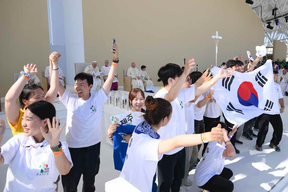 I promotori sottolineano che non si tratta di un privilegio alla Chiesa cattolica, bensì di una misura necessaria per gestire un raduno di proporzioni mondiali che coinvolgerà non solo i fedeli, ma l’intero Paese.