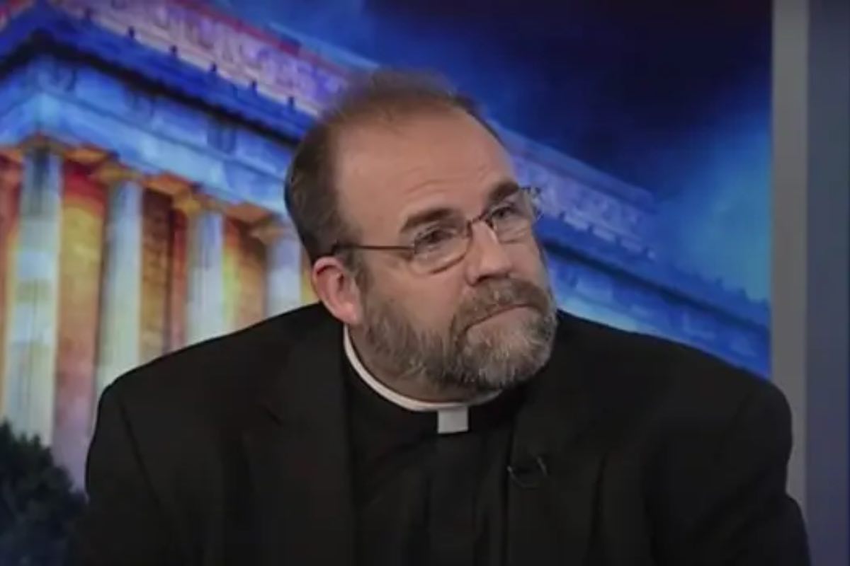 La maggior parte del dolore che sperimentiamo – sottolinea Monsignor Pope – deriva dalle conseguenze dei nostri peccati e di quelli altrui. Guerre, ingiustizie sociali, violenze e tradimenti sono frutti amari delle scelte umane