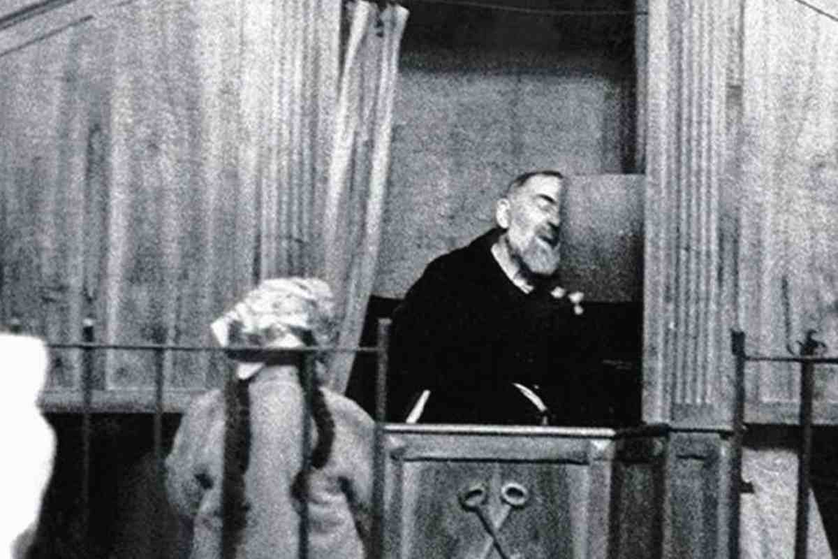 Padre Pio al confessionale