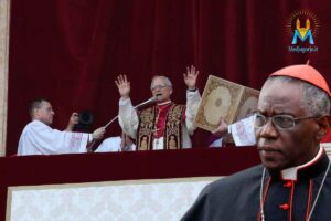 Originario della Guinea, il porporato ha attraversato decenni di storia ecclesiastica, vivendo da vicino l’esperienza di santi, Papi e momenti cruciali della vita della Chiesa, e oggi si propone come testimone di fede e custode della Tradizione.
