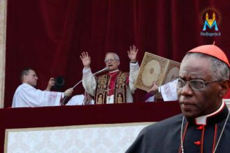 Originario della Guinea, il porporato ha attraversato decenni di storia ecclesiastica, vivendo da vicino l’esperienza di santi, Papi e momenti cruciali della vita della Chiesa, e oggi si propone come testimone di fede e custode della Tradizione.