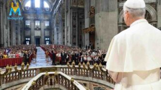 ritrovarsi in Piazza San Pietro, l’11 ottobre, per recitare insieme il Rosario per la pace.