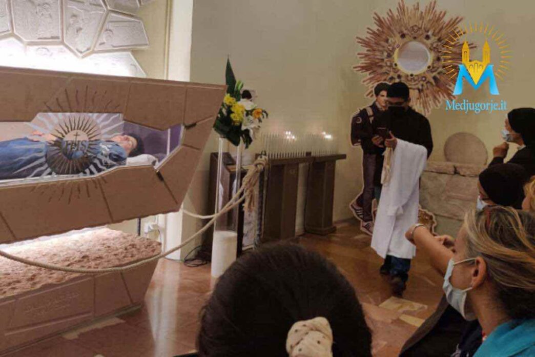 Il flusso ininterrotto di pellegrini non è soltanto un dato numerico, ma il segno concreto di una Chiesa viva, che riconosce in Carlo un testimone del Vangelo capace di parlare al presente.