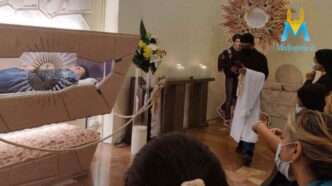 Il flusso ininterrotto di pellegrini non è soltanto un dato numerico, ma il segno concreto di una Chiesa viva, che riconosce in Carlo un testimone del Vangelo capace di parlare al presente.