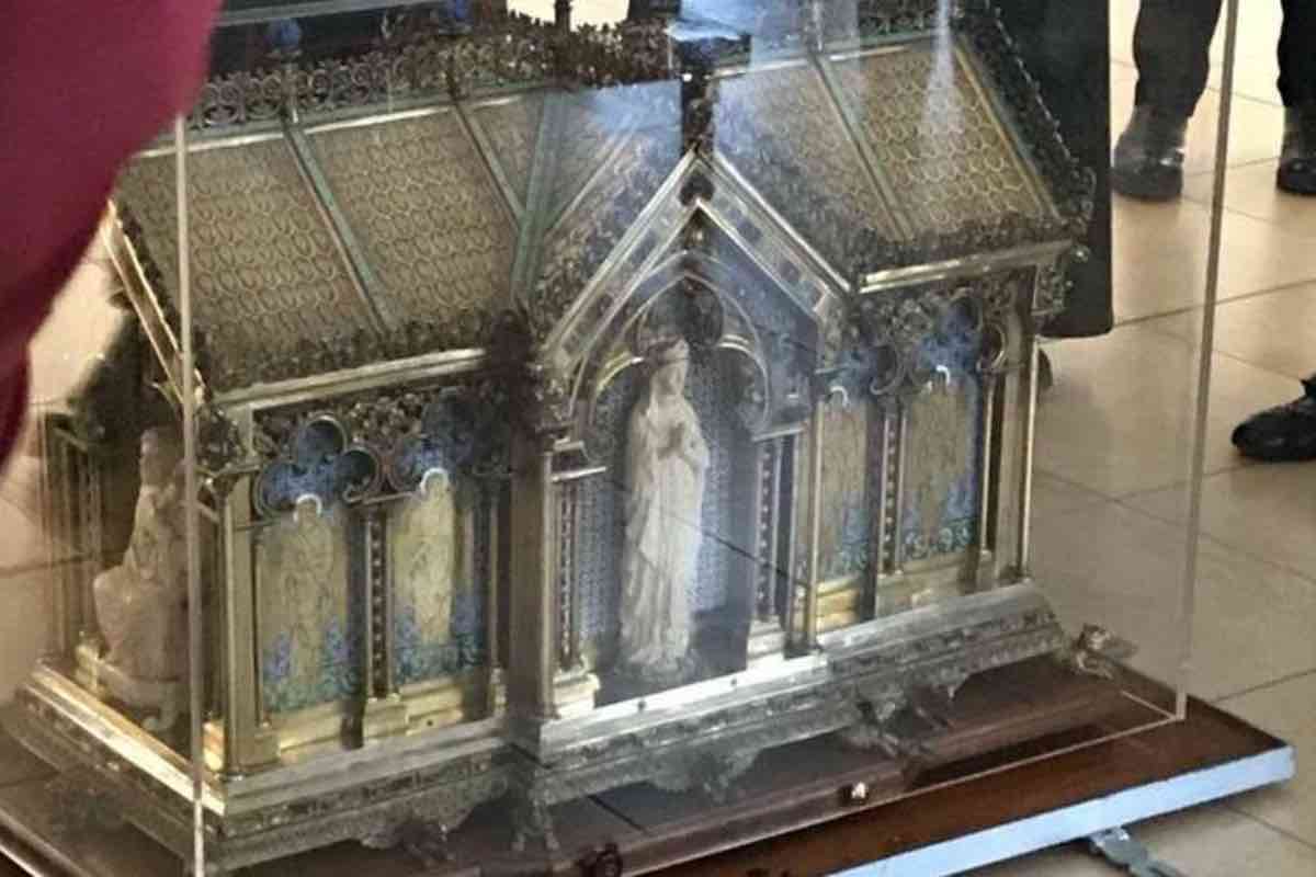La reliquia ex-carne, custodita in un prezioso reliquiario di quasi un metro di altezza e 60 chilogrammi di peso