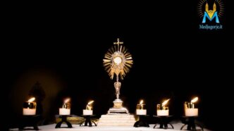 L’adorazione eucaristica, spesso fraintesa come un esercizio di devozione per i “più pii”, è in realtà una sorgente di grazia che rigenera la vita spirituale