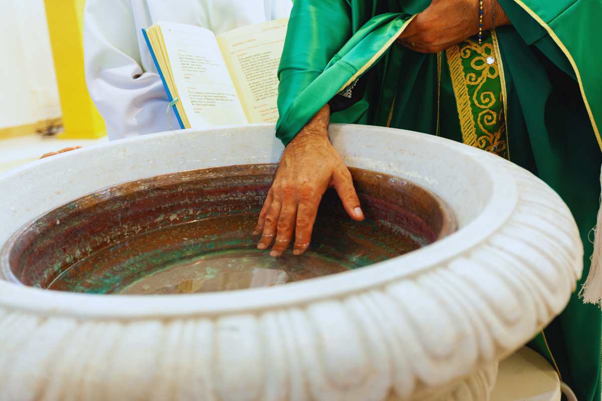 Acqua benedetta, perché la usiamo entrando in chiesa