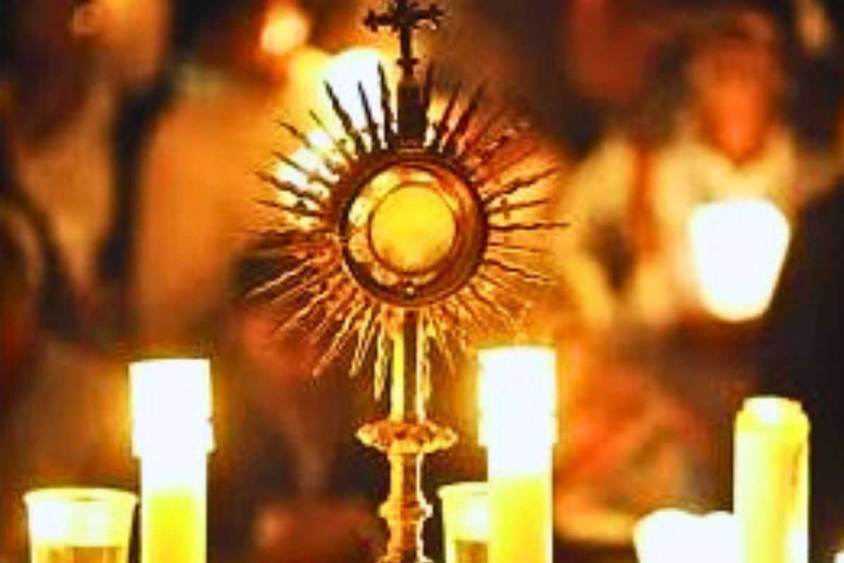adorazione eucaristica: si può pregare il rosario?