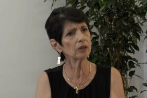 Incontra uno degli assassini del figlio