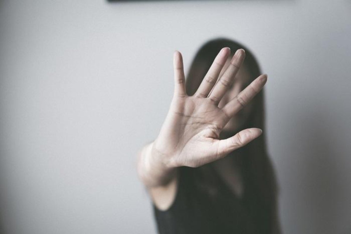 Una parte centrale dell’intervento è stata dedicata al dramma della violenza che colpisce donne e ragazze. L’arcivescovo ha definito “profondamente allarmante” la diffusione di abusi in vari contesti