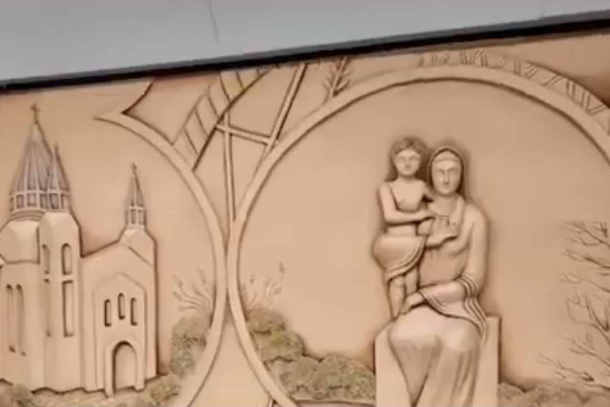 Bassorilievi della Vergine Maria nella stazione della metro