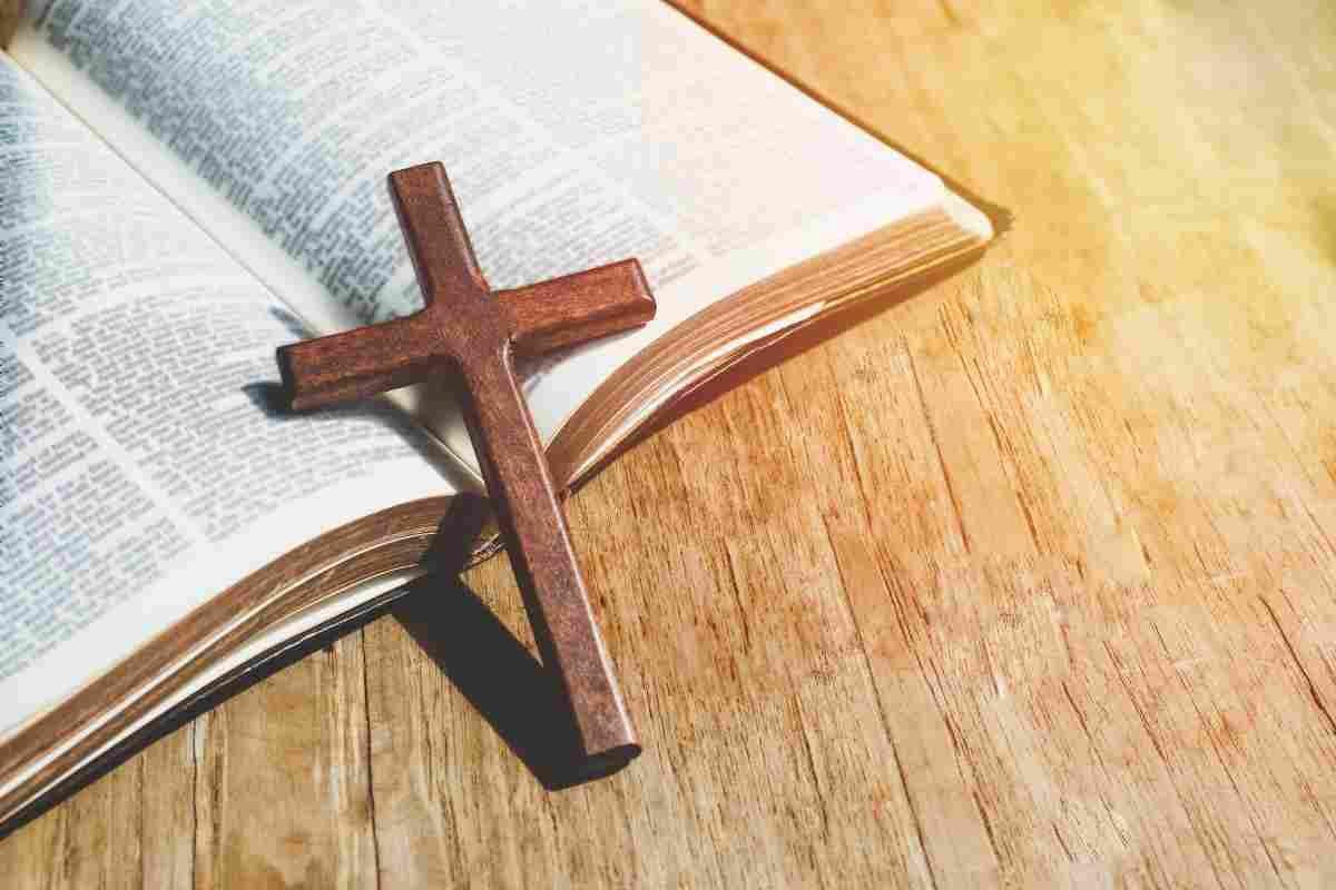 Croce di legno su un testo sacro