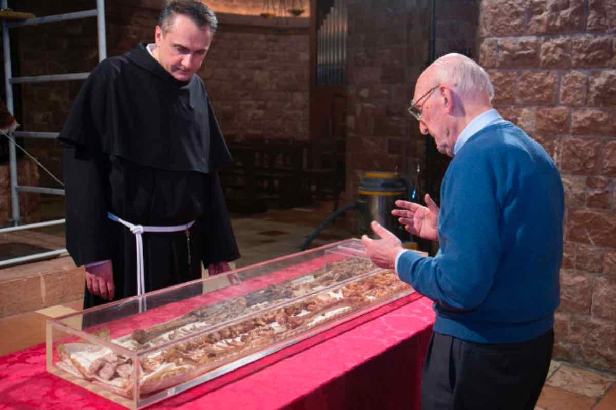 «L’ostensione del corpo di San Francesco – ha spiegato fra Giulio Cesareo, direttore dell’Ufficio comunicazione della Basilica – non è solo un atto di devozione