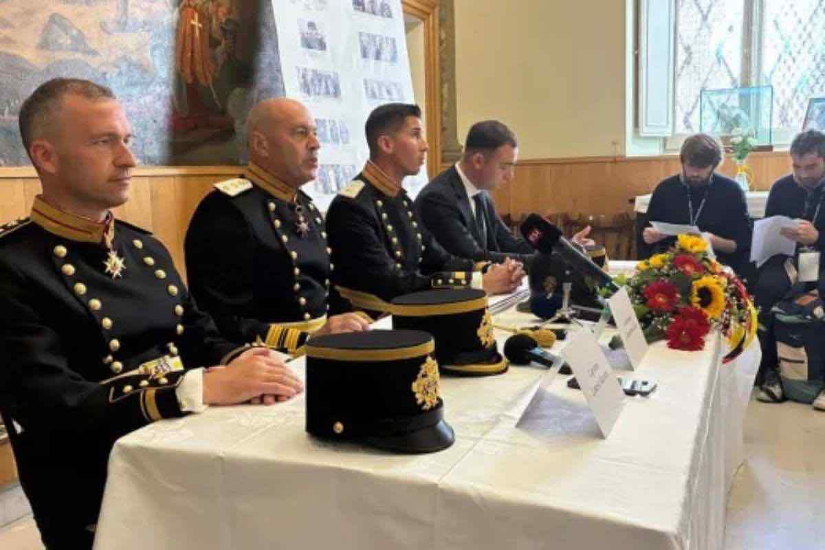 Il debutto dell’uniforme coincide con un momento speciale: il giuramento di 27 nuove reclute, che vanno ad aggiungersi ai 135 uomini già in servizio
