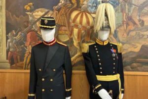 Un ritorno al passato che richiama i tagli ottocenteschi, caduti in disuso nel 1976, e che oggi viene riproposto per dare alle Guardie un vestito adeguato a contesti ufficiali, ma meno solenni delle grandi celebrazioni papali