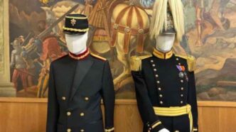 Un ritorno al passato che richiama i tagli ottocenteschi, caduti in disuso nel 1976, e che oggi viene riproposto per dare alle Guardie un vestito adeguato a contesti ufficiali, ma meno solenni delle grandi celebrazioni papali