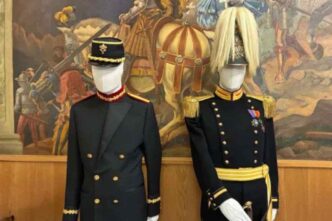 Un ritorno al passato che richiama i tagli ottocenteschi, caduti in disuso nel 1976, e che oggi viene riproposto per dare alle Guardie un vestito adeguato a contesti ufficiali, ma meno solenni delle grandi celebrazioni papali
