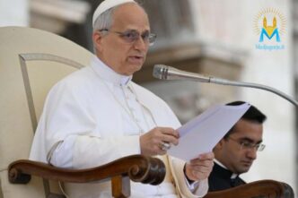 Davanti a piazza San Pietro gremita, Leone XIV ha richiamato i fedeli a riscoprire il cuore della fede cristiana