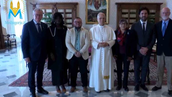 Papa Leone XIV con le vittime di abusi del clero