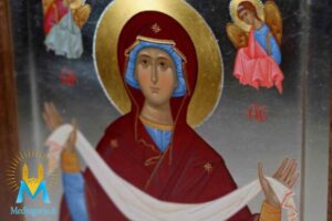 Vergine Maria protegge con il velo