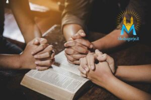 Mani congiunte e Bibbia aperta