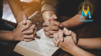 Mani congiunte e Bibbia aperta