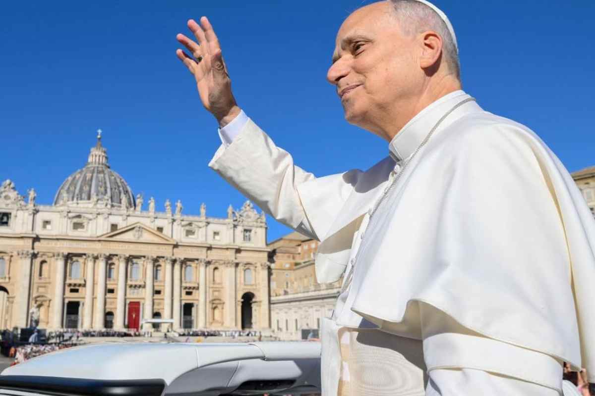 Papa Leone XIV saluta la folla in Vaticano