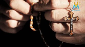 Nelle parole e nelle promesse della Madonna, risuona ancora oggi l’invito a impugnare la “corona del Rosario” come arma di pace, di conversione e di speranza.