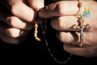 Nelle parole e nelle promesse della Madonna, risuona ancora oggi l’invito a impugnare la “corona del Rosario” come arma di pace, di conversione e di speranza.