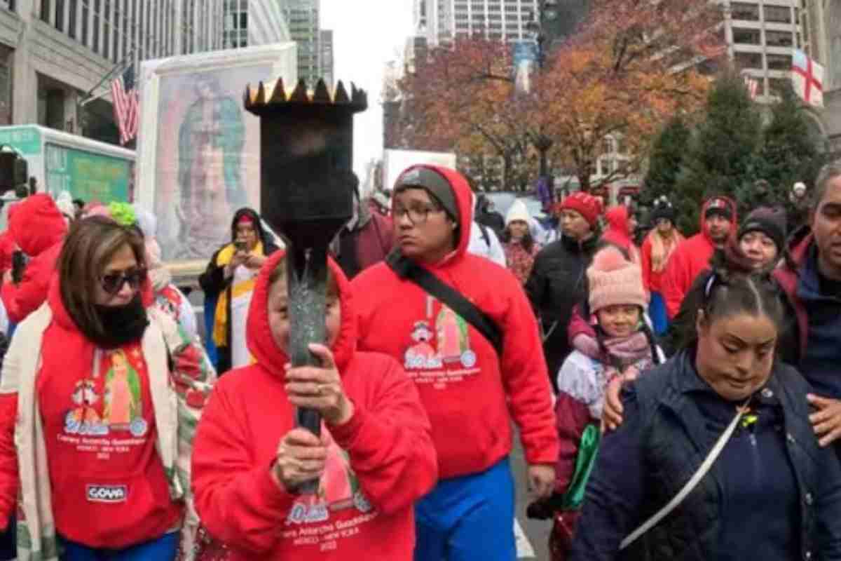 Pellegrini portano la torcia