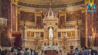 Perché ci alziamo, sediamo, inginocchiamo a Messa