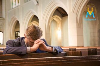 Perché si fa genuflessione in chiesa