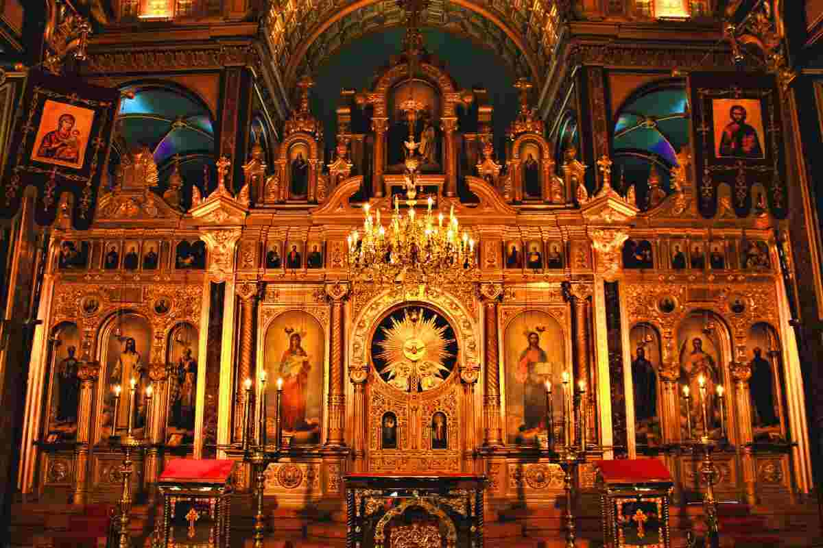 perchè si mettono el reliquie dei santi sotto l'altare?