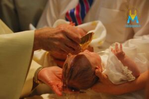 il vescovo che battezza i bimbi salvati dall'aborto