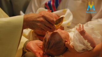 il vescovo che battezza i bimbi salvati dall'aborto