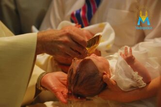 il vescovo che battezza i bimbi salvati dall'aborto