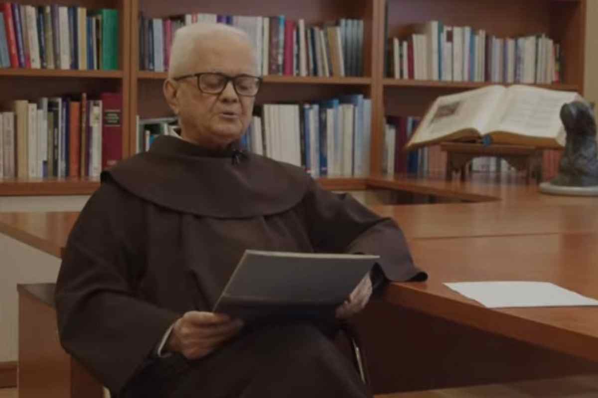 Don Ivan Dugandzic legge il ricordo di Padre Barbaric