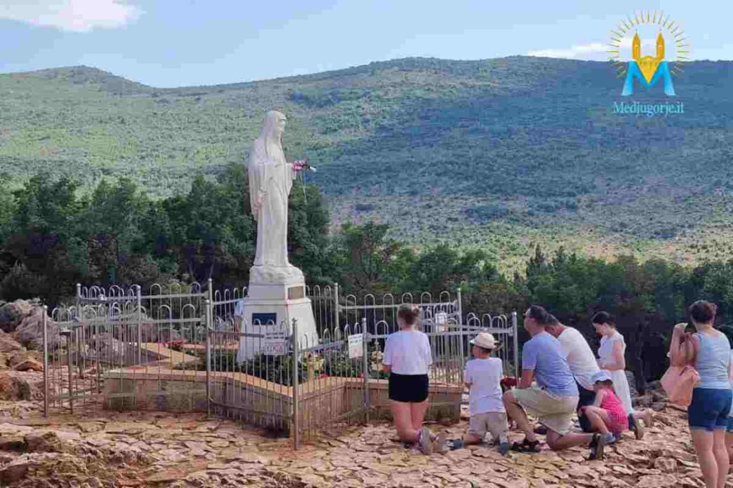 Fedeli pregano davanti alla Madonna di Medjugorje
