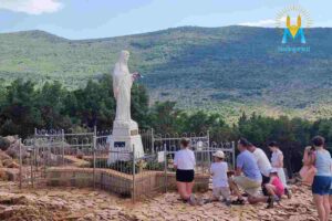 Fedeli pregano davanti alla Madonna di Medjugorje