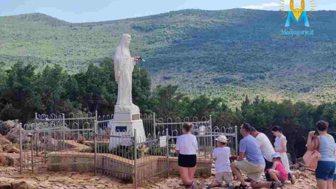 Fedeli pregano davanti alla Madonna di Medjugorje
