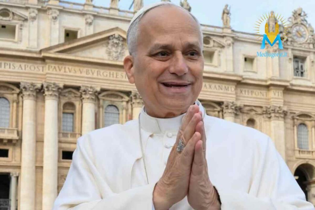 Papa Leone XIV sorridente con le mani congiunte