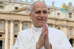 Papa Leone XIV sorridente con le mani congiunte