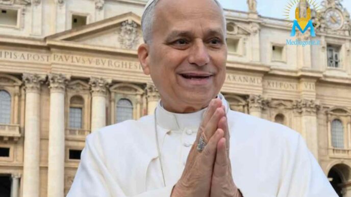 Papa Leone XIV sorridente con le mani congiunte