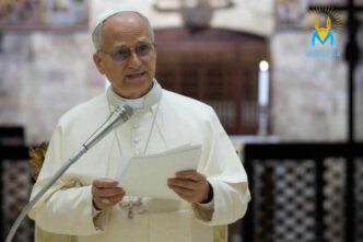 Papa Leone XIV parla al microfono