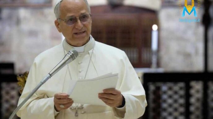 Papa Leone XIV parla al microfono