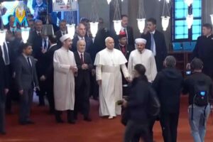 Papa Leone XIV scalzo nella Moschea Blu