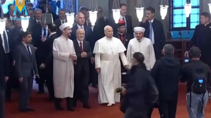 Papa Leone XIV scalzo nella Moschea Blu