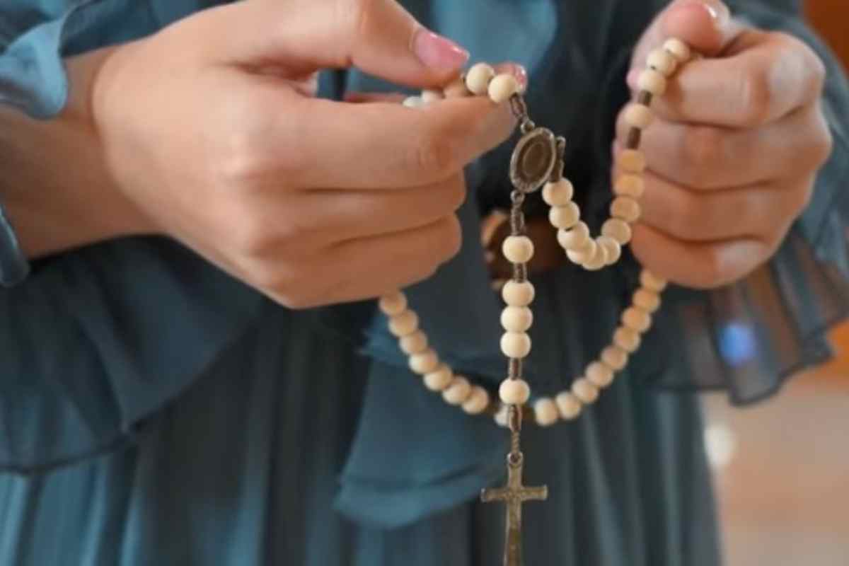 Ruzica tiene in mano un rosario