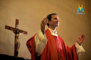 Sacerdote che dice messa